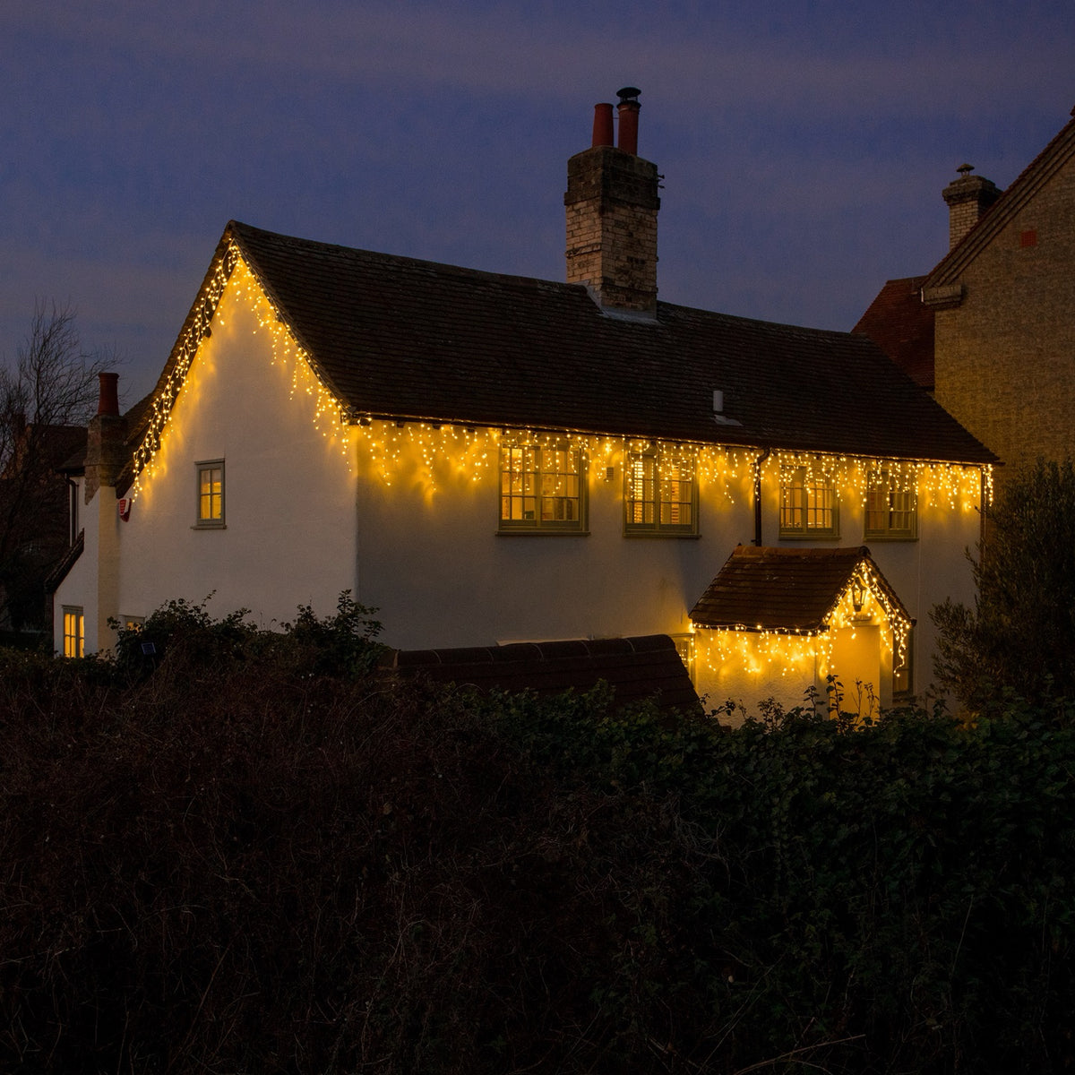 7.5M WARM WHITE SNOWING ICICLES WITH WHITE CABLE - 360 LEDS